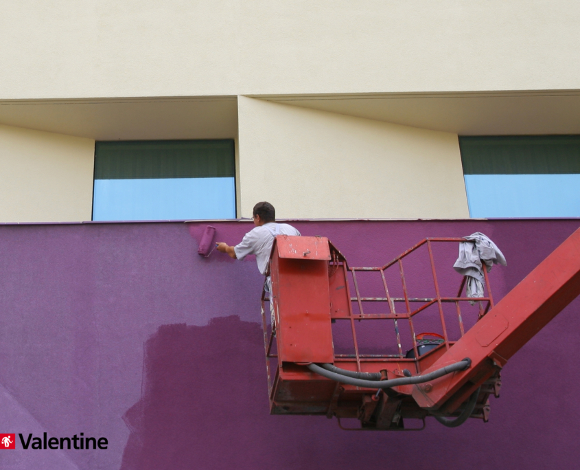 Operario pintando fachada pintura valentine